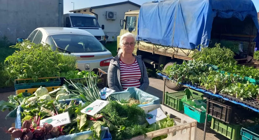 Stoisko Małego Gospodarstwa z Łabiszyna Wsi na targowisku w Barcinie fot. Dorota Kapłońska