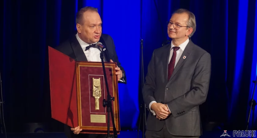 Dyrektor MDK Artur Jakubowski z Głownią Laski Marszałkowskiej. Obok niego radny sejmiku Wojciech Szczęsny fot. Karol Gapiński