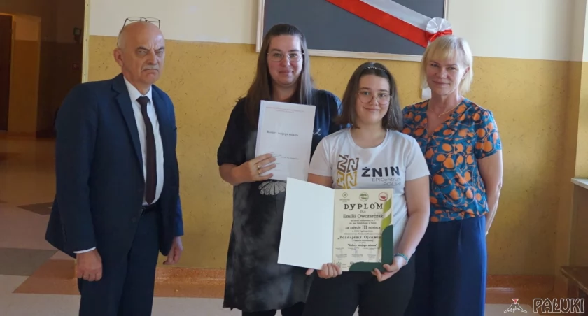 Na zdjęciu z dyplomem Emilia Owczarczak, obok niej mama Karolina oraz opiekunka merytoryczna w konkursie Małgorzata Janicka i dyrektor szkoły Jacek Otto fot. Karol Gapiński