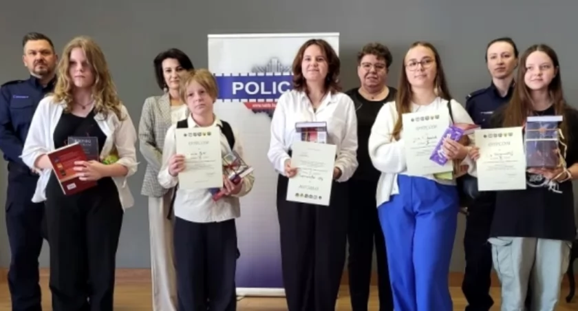 Uczniowie, którzy byli najlepsi w konkursie wiedzy o uzależnieniach. fot. archiwum Komendy Powiatowej Policji w Nakle nad Notecią
