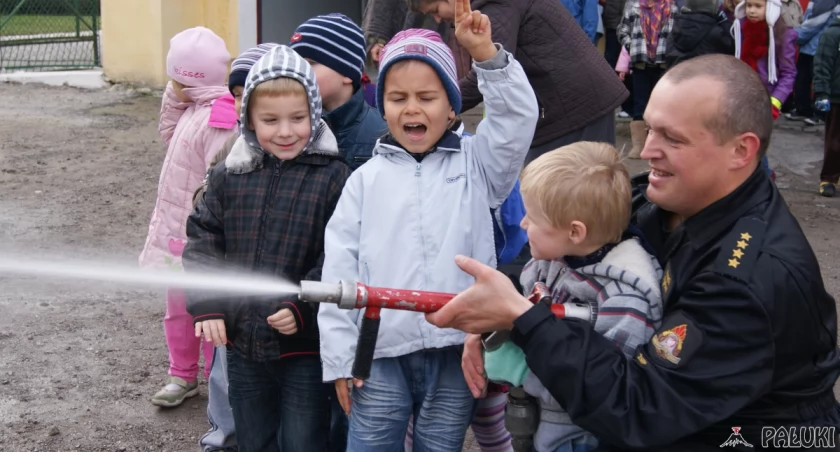 To zdjęcie sprzed kilku lat. Wówczas będący w stopniu st. kpt. Paweł Filipiak pomaga podawać dzieciom prąd wody podczas jednego z festynów fot. Barbara Filipiak