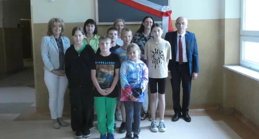 Wyróżnieni w Kangurze uczniowie wraz ze swoimi merytorycznymi opiekunkami i dyrektorem szkoły Jackiem Otto fot. z archiwum SP nr 2 w Żninie