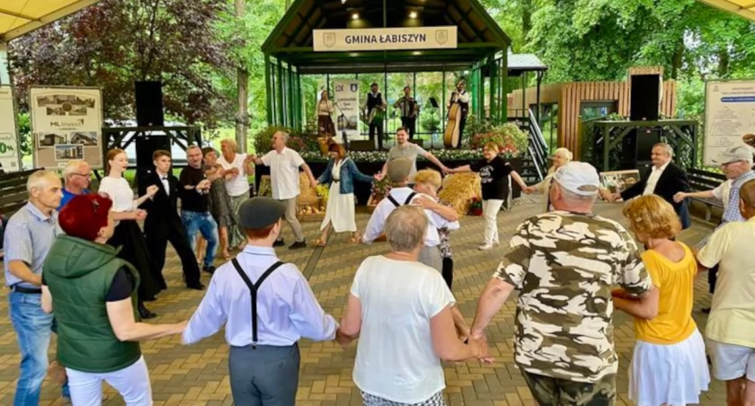Koncert Kapeli Podwórkowej Ferajna Bydgoska był powodem do zabawy chociaż na dworze padał deszcz. fot. archiwum Dom Kultury w Łabiszynie