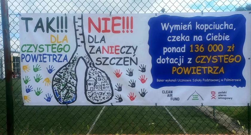 Banery na ogrodzeniach szkół to jedno z działaniach realizowanych przez KAS fot. Ewa Hałas 