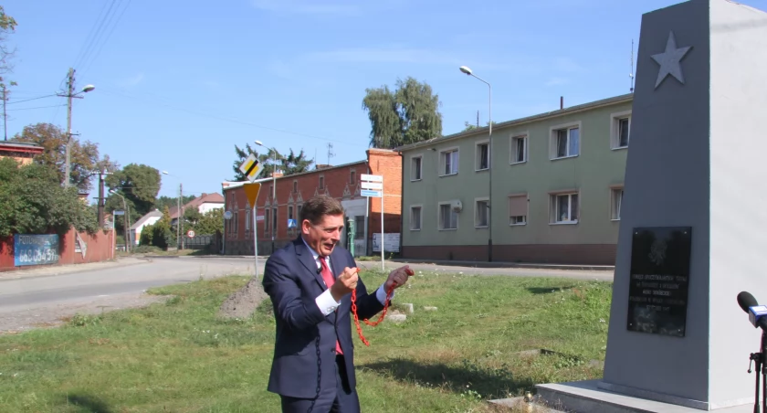Poseł Bartosz Kownacki zrywa czerwone kajdany wykonane z plastikowego łańcucha, fot. Remigiusz Konieczka