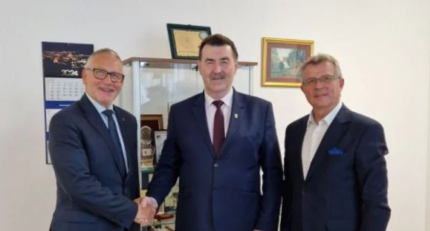 Przekazanie władzy - po lewej były przewodniczący Konwentu Krzysztof Maćkiewicz, w środku nowy przewodniczący Zbigniew Jaszczuk, po prawej - starosta chełmiński Zdzisław Gamański, gospodarz Konwentu fot. materiały starostwa powiatowego w Żninie