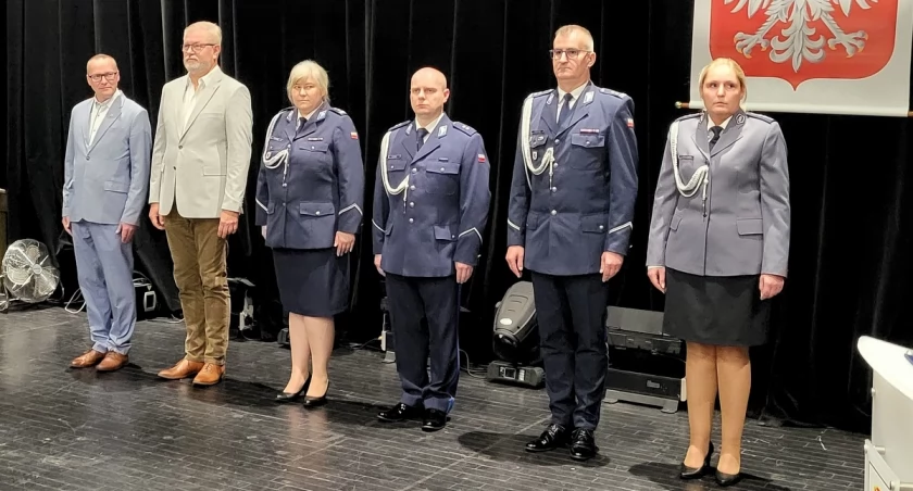 Od lewej Hubert Łukomski zastępca burmistrza Barcina, Michał Pęziak burmistrz Barcina, p.o. zastępczyni komendanta powiatowego mł. insp. Klaudia Ryczek, komendant komisariatu w Barcinie podkom. Mateusz Smaga, komendant powiatowy mł. insp. Tomasz Rybczyński oraz nowa zastępczyni komendanta komisariatu w Barcinie asp. Kinga Berka-Rybacka fot. z archiwum KPP w Żninie