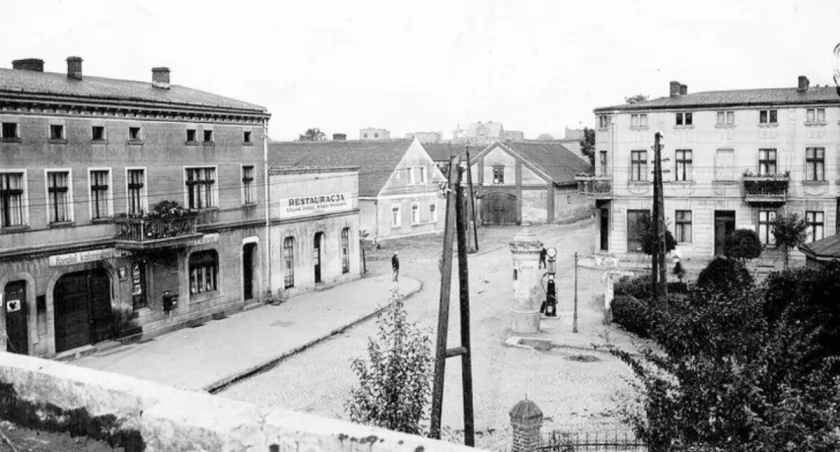 Skrzyżowania ulic Kościuszki i Aliantów z lat sześćdziesiątych XX wieku. Widoczne są wpusty drogowe do odwadniania ul. Kościuszki i częściowo ul. Mickiewicza (kratka przed słupem ogłoszeniowym i stacją paliw). Całe skrzyżowanie jest wykonane z kostki granitowej. fot. z archiwum Janusza Biegańskiego