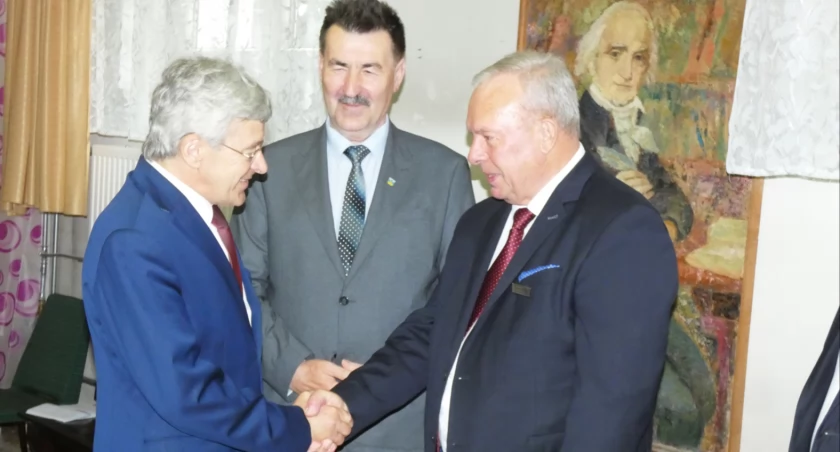 Nowy dyrektor szpitala Marek Gotowała (po lewej) liczy na doradztwo ze strony odchodzącego z zarządu PCZ, ale wchodzącego za to w skład rady nadzorczej Romana Pawłowskiego. W środku starosta Zbigniew Jaszczuk, który też liczy na współpracę nowego dyrektora z odchodzącym. Po prawej - patron Szpitala, Jędrzej Śniadecki; fot. Karol Gapiński