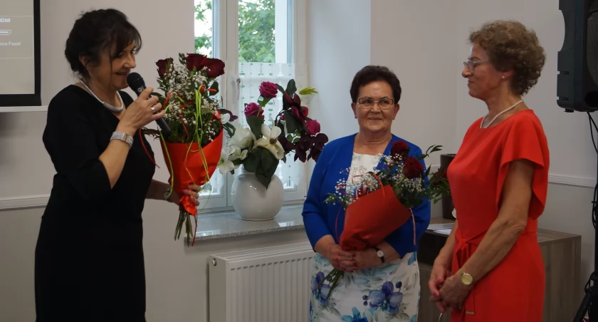 Przewodnicząca UTW oraz skarbnik otrzymały podziękowania i kwiaty za współpracę z Centrum Kultury w roku akademickim 2023/2024 fot. Ewa Hałas