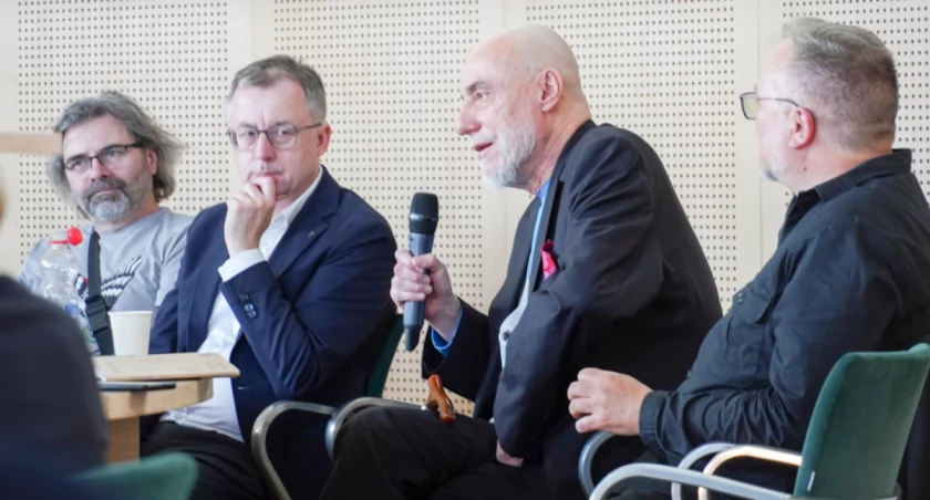 Na zdjęciach - prowadzący i publiczność spotkania w sali pod kopułą, fot. Marcel Piotrzkowski i Dominik Księski