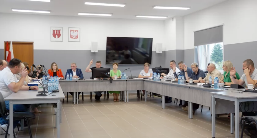 Wniosek formalny o ponowne pochylenie się nad tematem emisji obligacji na odrębnym posiedzeniu komisji został zaakceptowany przez radnych niemal jednomyślnie. Od głosu wstrzymały się tylko dwie osoby. fot. Justyna Kulpińska