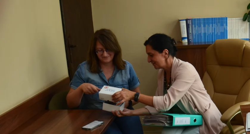 Martyna Pańko (od lewej) oraz Agnieszka Witkowska omawiają realizację projektu fot. Cezary Kucharski