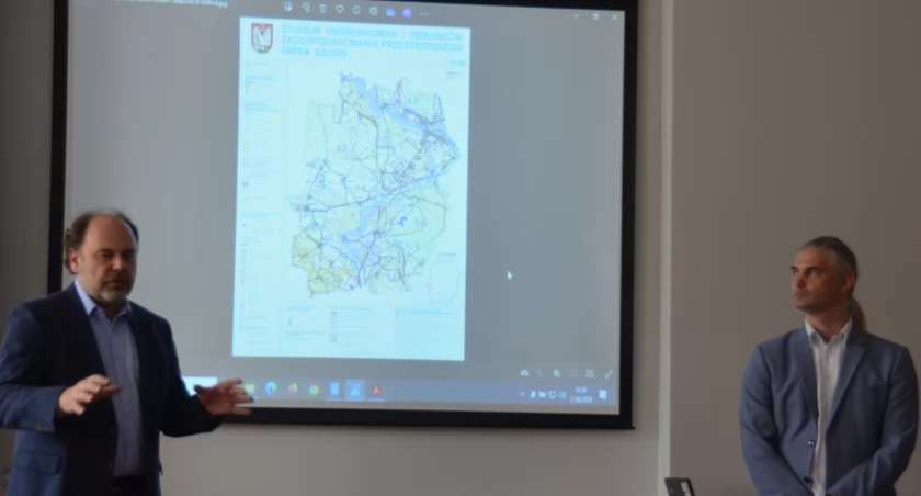 Architekt Paweł Łukowicz oraz Bogumił Wesołowski poprowadzili spotkanie związane z wyłożeniem projektu Studium Uwarunkowań i Kierunków Zagospodarowania Przestrzennego. fot. Cezary Kucharski