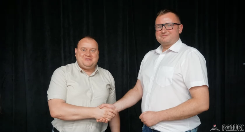 Zastępca burmistrza Michał Werkowski gratuluje nowo wybranemu sołtysowi Flantrowa Marcinowi Lisieckiemu fot. Justyna Kulpińska