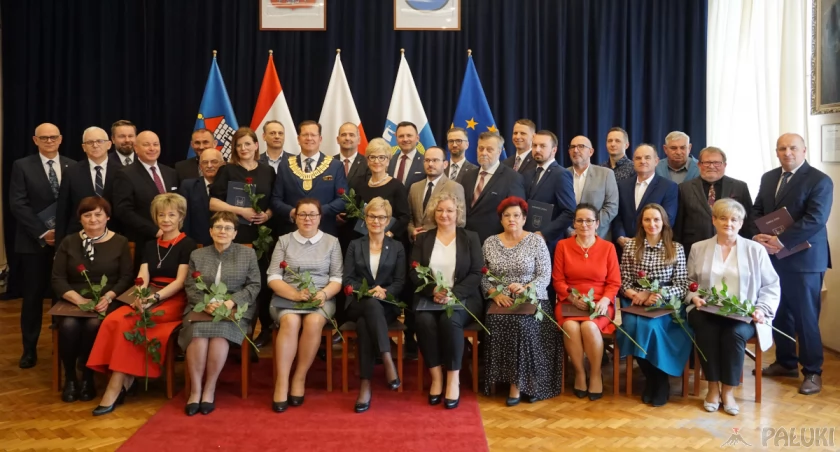 Kadry kierownicze gminy Żnin w okresie rządów Roberta Luchowskiego, czyli w latach 2014 - 2024, podczas pożegnania, które ten burmistrz zorganizował w auli ratusza tuż przed przegranymi dla niego wyborami fot. Karol Gapiński 