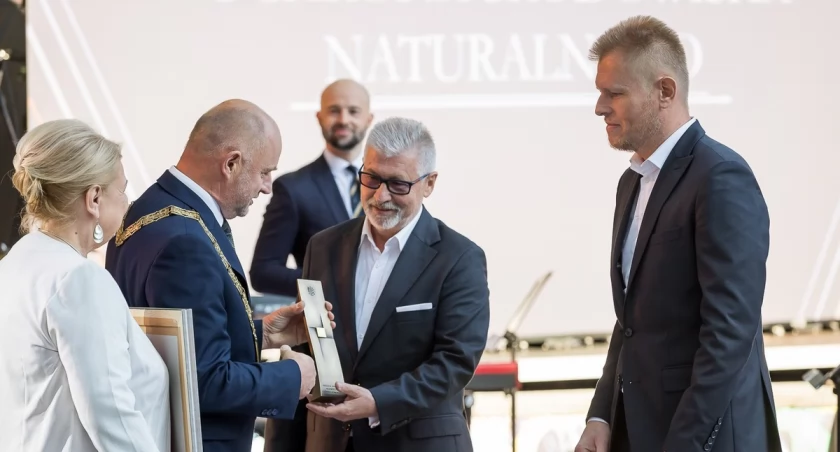 Stanisław Sobczyk, Dyrektor Przemysłowy Cementu w Holcim Polska odbiera z rąk marszałka nagrodę dla Holcim Polska w dziedzinie ochrony środowiska. fot Szymon Ździebło dla UMWKP