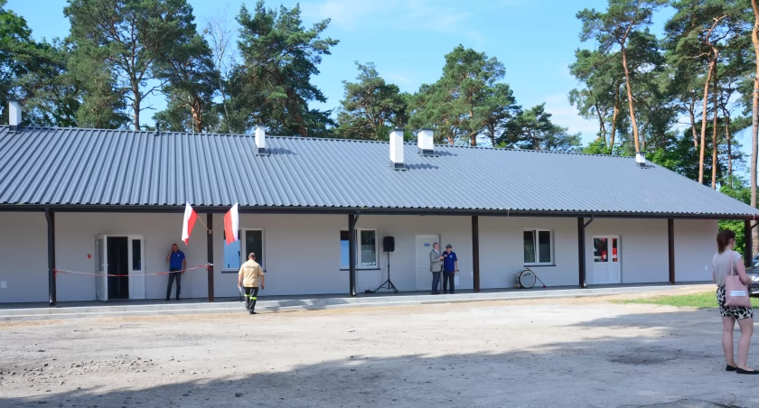 Tak z daleka wygląda nowy socjalny obiekt na łabiszyńskim stadionie. fot. Cezary Kucharski