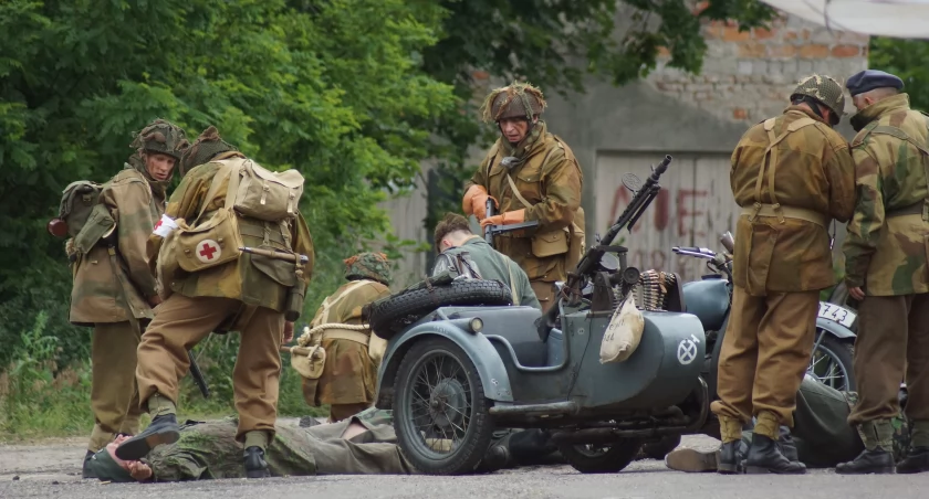 Strzały na kcyńskim dworcu, ranni i zabici żołnierze. Wszystko to część rekonstrukcji historycznej wydarzeń sprzed 80 lat (fot. Ewa Hałas) 