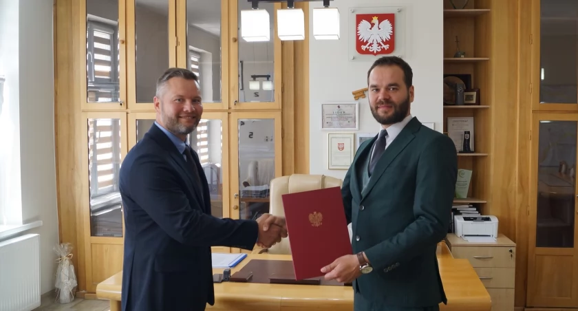 Zastępca burmistrza odbiera z rąk burmistrza Kcyni powołanie na stanowisko fot. Ewa Hałas