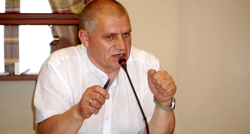 Paweł Piechowiak przechodzi z Urzędu Miejskiego w Żninie do Urzędu Gminy w Dąbrowie fot. Karol Gapiński