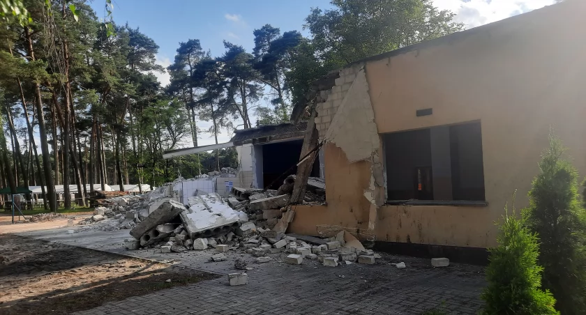 Zdjęcie zostało wykonane w ubiegłym tygodniu, kiedy część stadionowego budynku czekała jeszcze na rozbiórkę. Teraz jest on już w całości zrównany z ziemią. fot. Justyna Kulpińska