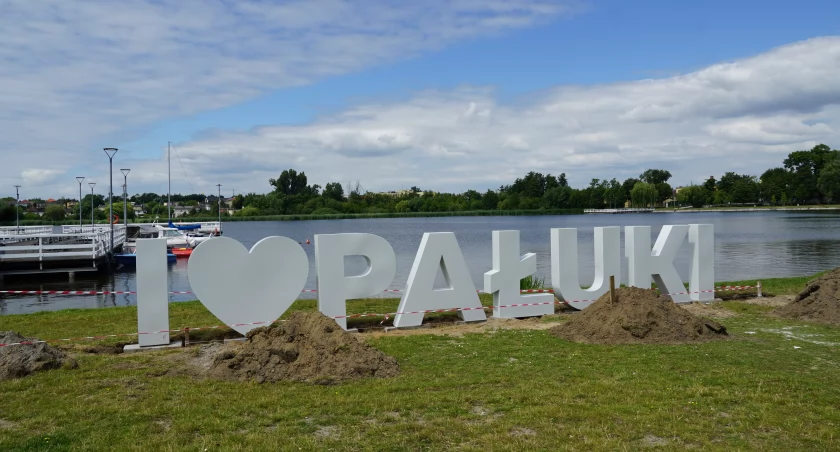 25 czerwca zamontowany został taki napis nad Jeziorem Czaplem, koło promenady przy Centrum Sportów Wodnych w Żninie fot. Karol Gapiński