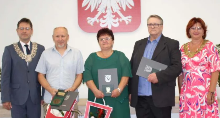 Obok burmistrza Mariusza Piotrkowskiego stoją nagrodzeni medalami Marek Nikodem, Krystyna Piatek i Piotr Bembenek. Z prawej przewodnicząca rady Anna Kijowska. fot. Cezary Kucharski