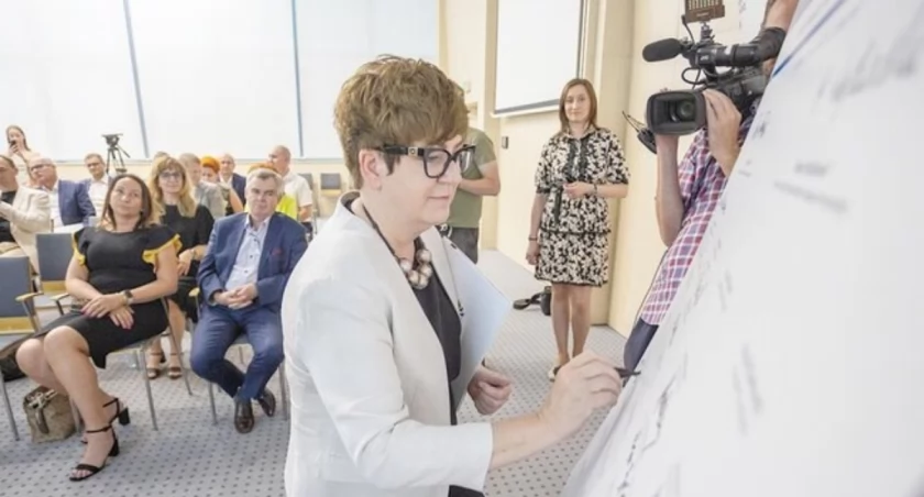 Partnerzy projektu podpisali umowy w urzędzie marszałkowskim. Burmistrz Kcyni złożył podpis elektroniczny. fot. Mikołaj Kuras