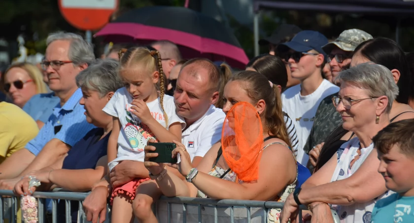 Na janowieckim przed dużą sceną zebrało się mnóstwo ludzi. fot. Cezary Kucharski