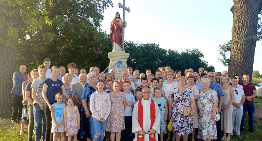 Grupa wiernych, należących do parafii w Kierzkowie, w towarzystwie proboszczów - byłego i obecnego - na tle 100-letniej, odnowionej figury Pana Jezusa w Jadownikach Bielskich fot. Dorota Kapłońska