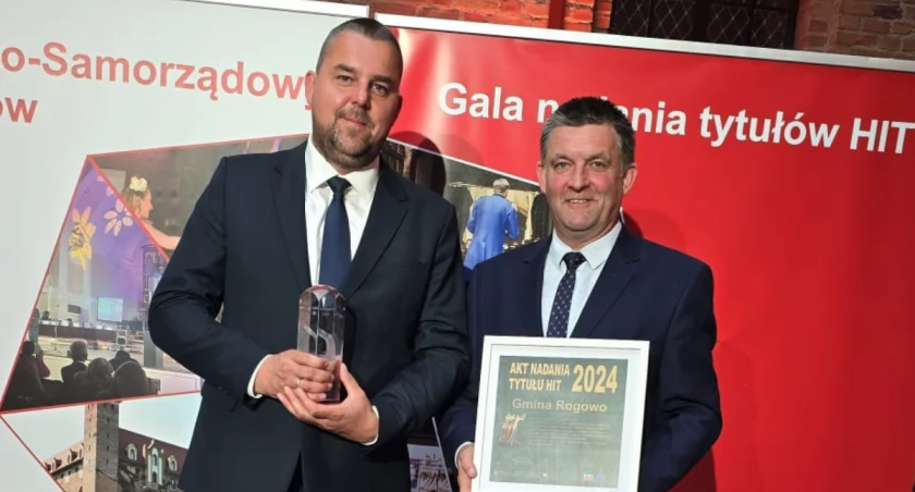 Wójt Tomasz Michalczak i przewodniczący Rady Gminy Robert Wódczak podczas gali wręczania nagród w Gniewie fot. nadesłane