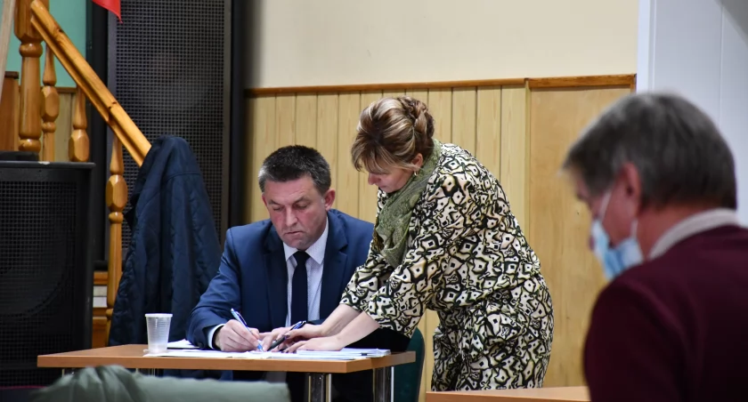 Wójt Rogowa Tomasz Michalczak po raz kolejny otrzymał wotum zaufania oraz absolutorium fot. Magdalena Kruszka