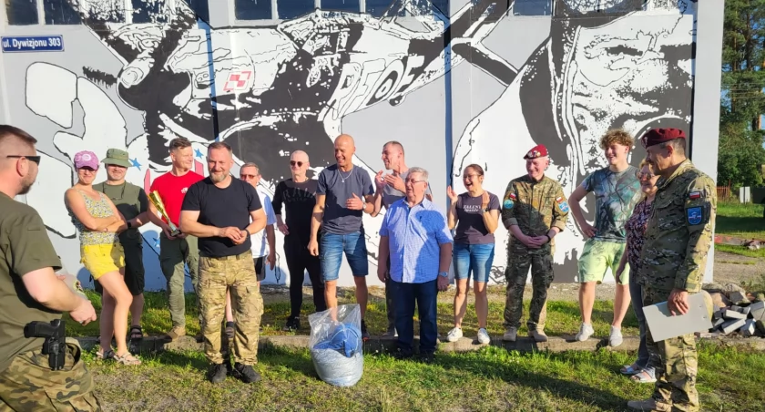 Weterani ze spadochronowych kompanii podarowali druhom z Kowalewka spadochron fot. arch. JRS Kowalewko