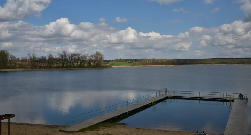 Odwiert ma zostać wykonany blisko plaży nad Jeziorem Gąsawskim. Po prawej stronie widocznego na zdjęciu pomostu, przed budynkiem LOK-u. fot. Magdalena Kruszka