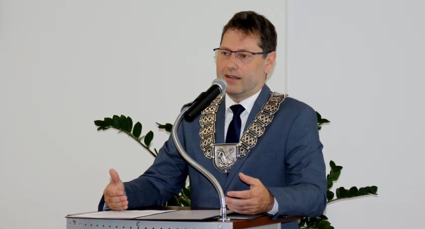 Burmistrz Mariusz Piotrkowski cieszy się zaufaniem radnych fot. Cezary Kucharski