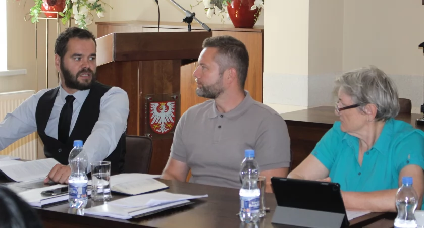 Burmistrz Kcyni Mateusz Stachowiak (z lewej) może spokojnie pracować, gdyż radni mu ufają fot. Cezary Kucharski