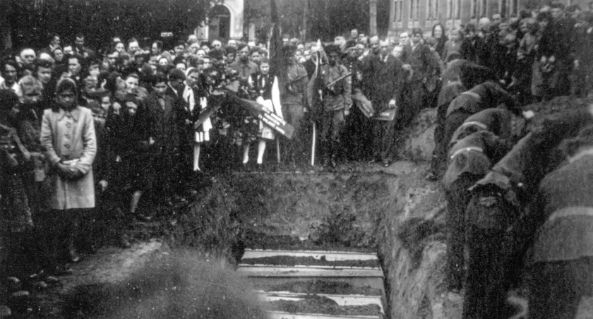 Pogrzeb ofiar wojny w 1945 roku, moment zasypywania grobu. fot. z archiwum UM w Łabiszynie