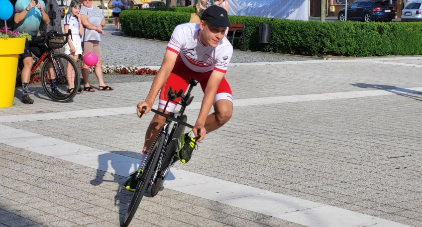 Powitanie Kacpra Gieryka na Rynku w Kcyni po zdobyciu tytułu Mistrza Polski w jeździe indywidualnej na czas (fot. Ewa Hałas) 