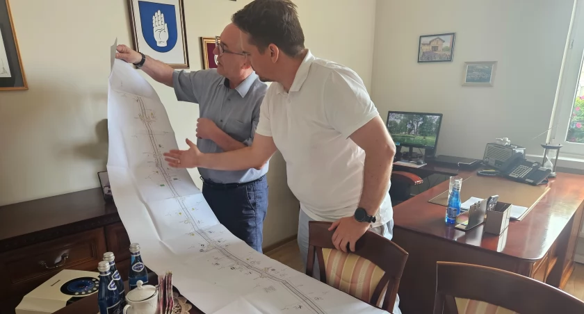 Burmistrz Jacek Idzi Kaczmarek i Adrian Lubiszewski sprawdzają, czy w projekcie przewidziano ruch wahadłowy na mostach. Okazało się, że nie. fot. Magdalena Kruszka