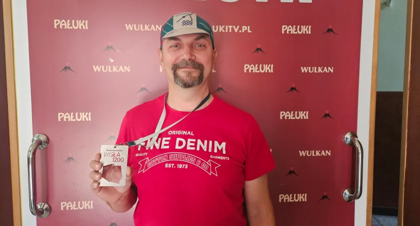 Karol Królikowski z dumą prezentuje medal, jaki otrzymał za ukończenie rajdu w regulaminowym czasie fot. Magdalena Kruszka