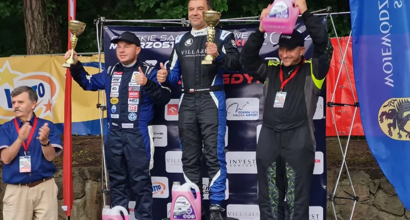 Wojciech Bejgerowski stoi na trzecim stopniu podium fot. arch. JRS Kowalewko