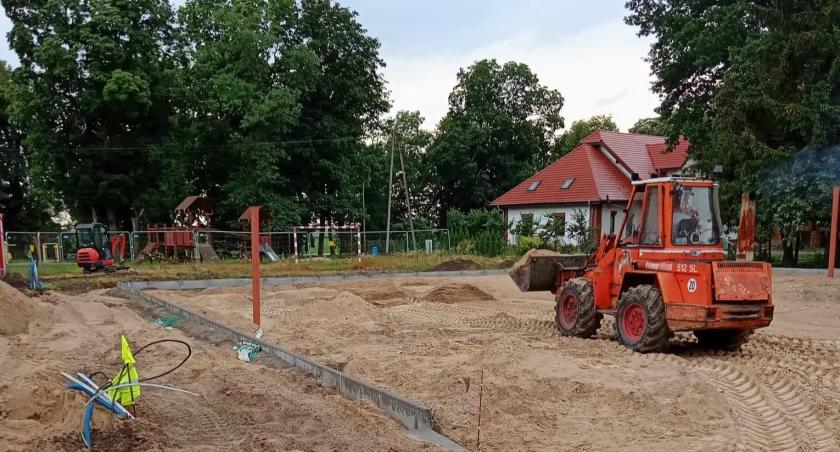 Trwają prace przy boiskach w Dziewierzewie oraz na kcyńskim Orle przy ul. Poznańskiej fot. Ewa Hałas