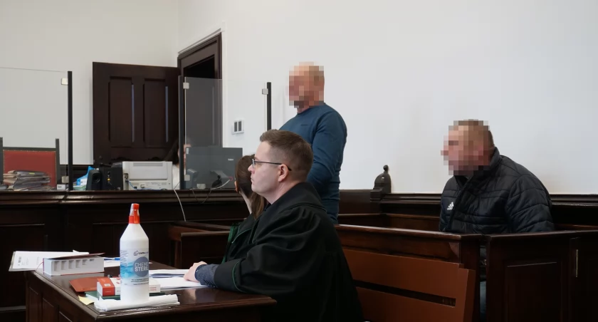 Skazani za masakrę kormoranów Leszek D. i Grzegorz M. siedzą z tyłu. Ich obrońca Piotr Halagier przed nimi. fot. Justyna Kulpińska 