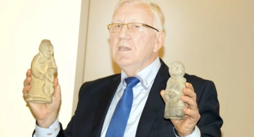 Jan Kurant z dumą prezentował rzeźby, jakie otrzymał w prezencie od Klary Prillowej. Zdjęcie z 2017 roku, kiedy Klara Prillowa jednomyślną decyzją Rady Miejskiej w Kcyni została pośmiertnie uznana Honorowym Obywatelem Gminy Kcynia. fot. Sylwia Wysocka, archiwum tygodnika Pałuki