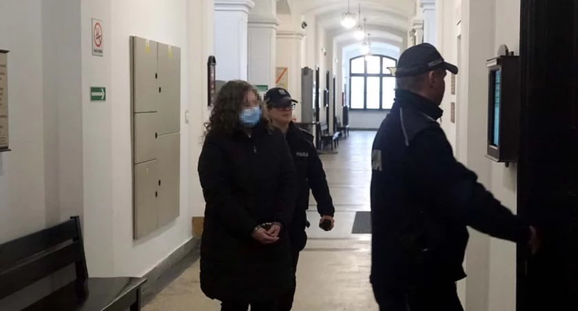 Renata G. na zdjęciu wchodzi w eskorcie policji na salę sądową na sprawę dotyczącą zniesławienia przez nią starosty żnińskiego. Była księgowa szpitala w Żninie ma tej placówce oddać około 7 mln zł (w części solidarnie z Elżbietą G.). fot. Karol Gapiński
