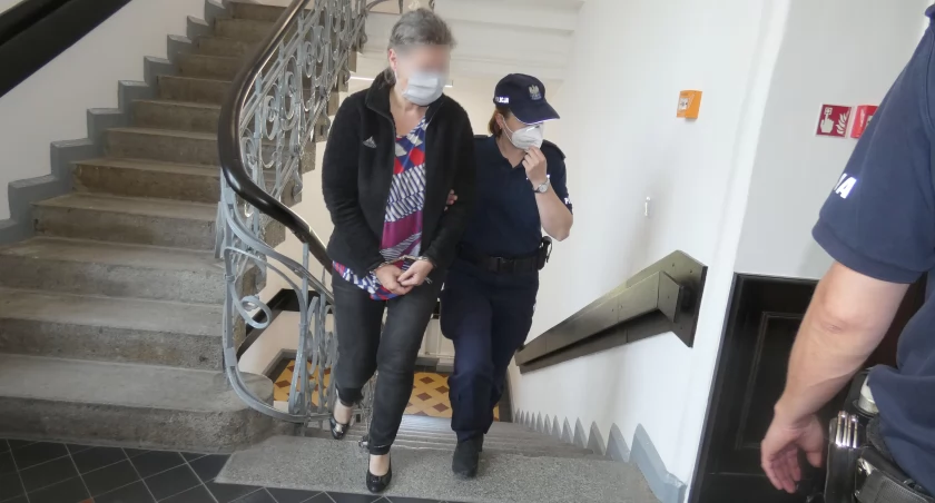 17 czerwca 2021 r. Renata G. jest już po podtrzymaniu wyroku przez Sąd Apelacyjny w Gdańsku jest eskortowana przez policję i skuta zmierza schodami na salę rozpraw Sądu Rejonowego w Żninie, aby zeznawać jako świadek w procesie przeciwko swemu byłemu mężowi. fot. Karol Gapiński