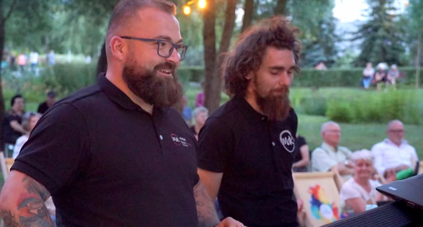 Na pierwszym planie Michał Grzechowiak, obok niego Emil Pietryszyn, też były pracownik ŻDK podczas realizowania obsługi akustycznej koncertu plenerowego w Parku Wolności w Barcinie 6 lipca br. Teraz Michał Grzechowiak będzie dyrektorem MDK w Barcinie. fot. Karol Gapiński