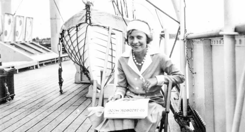 Anna Krzycka - jeszcze jako Anna Wachowiak w 1932 roku z egzemplarzem tygodnika „Na Szerokim Świecie” (widoczny nagłówek odcinka powieści Marii Reutt „Co zazdrość może!”). Niedługo zostanie redaktorką naczelną „Mojej Przyjaciółki“.  fot. z archiwum Grażyny Krzyckiej