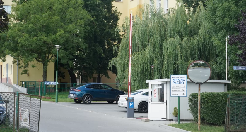 Tu na chodnik obok portierni szpitala upadł pacjent, który prawdopodobnie dostał zawału, fot. Karol Gapińskifot. Karol Gapiński